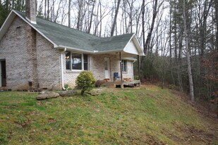 937 Shoal Creek Rd in Balsam Grove, NC - Building Photo