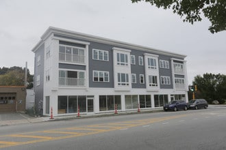 887 Massachusetts Ave in Arlington, MA - Foto de edificio - Building Photo