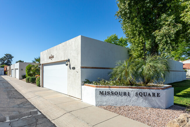 224 W Denton Ln in Phoenix, AZ - Foto de edificio - Building Photo