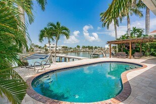 11240 7th St E in Treasure Island, FL - Building Photo