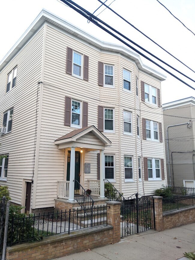 66 Brock St, Unit 1 in Boston, MA - Foto de edificio - Building Photo