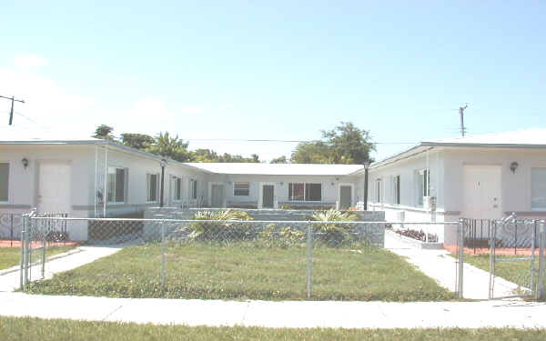 2499 SW 27th St in Miami, FL - Building Photo - Building Photo