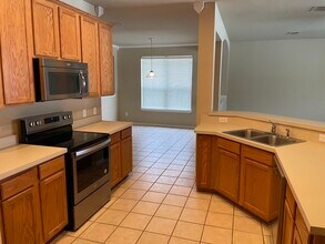 1046 Elm Dr in Aubrey, TX - Foto de edificio - Building Photo