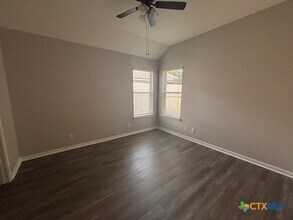 111 Hackamore Ln in Victoria, TX - Building Photo - Building Photo
