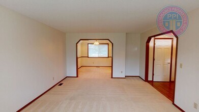 2934 Hunter Way in West Linn, OR - Building Photo - Building Photo