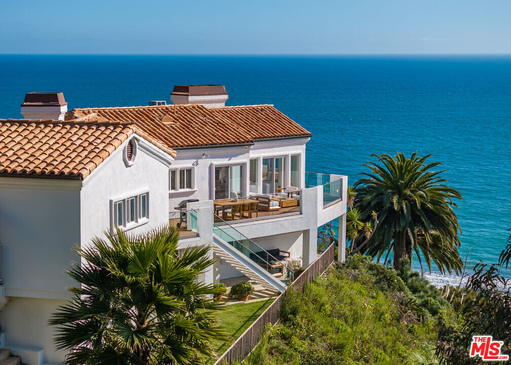 21470 Rambla Vista in Malibu, CA - Building Photo