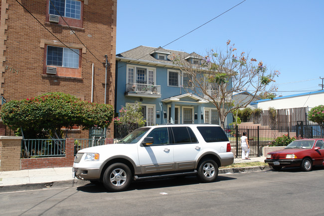 2729 Francis Ave in Los Angeles, CA - Building Photo - Building Photo