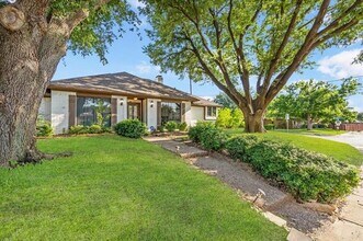 2000 E Branch Hollow Dr in Carrollton, TX - Building Photo - Building Photo