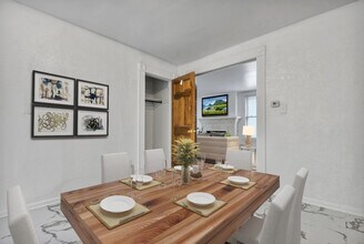 716 N Walnut St, Unit 1 in Lansing, MI - Foto de edificio - Building Photo