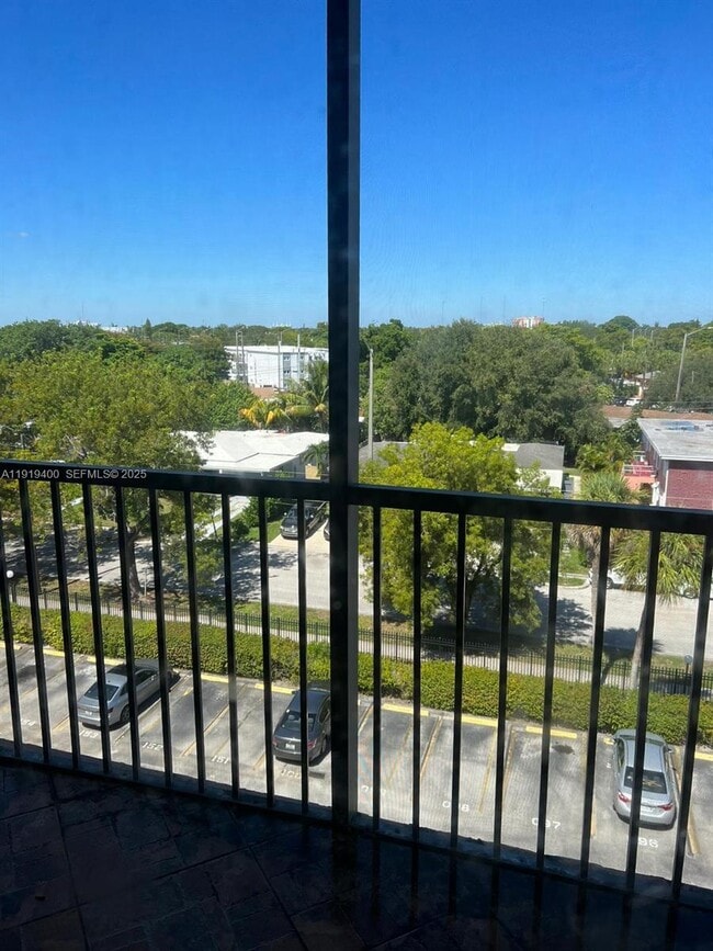 16950 W Dixie Hwy in North Miami Beach, FL - Building Photo - Building Photo