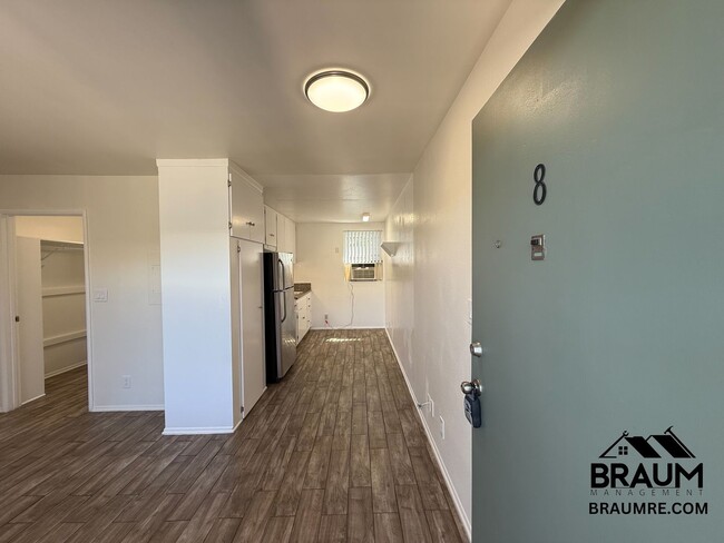 15634 Leadwell St in Los Angeles, CA - Building Photo - Building Photo