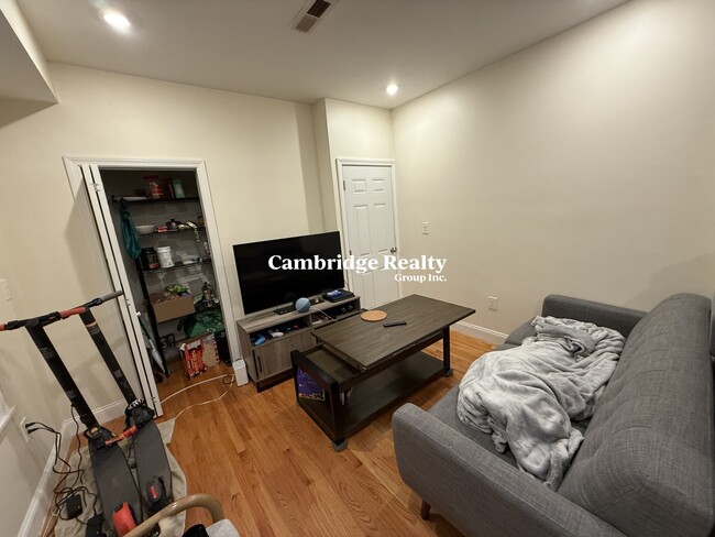 212 Green St, Unit 2 in Cambridge, MA - Building Photo - Building Photo