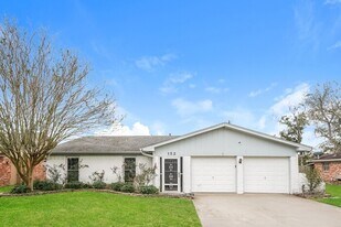 152 Bastrop St in Angleton, TX - Building Photo
