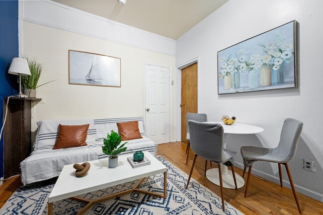 690 9th Ave in New York, NY - Foto de edificio - Building Photo