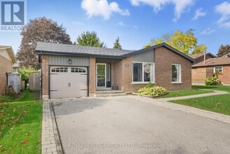 10 Carter Crescent in Whitby, ON - Building Photo - Building Photo