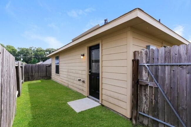 2443 Peterborough Way in Houston, TX - Building Photo - Building Photo