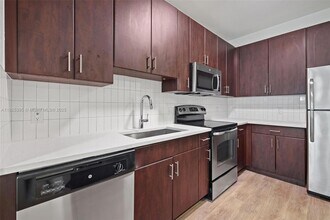 10170 SW 7th St, Unit 24-402 in Pembroke Pines, FL - Foto de edificio - Building Photo