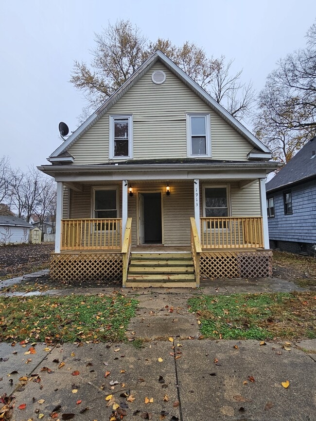 property at 1913 E Prairie Ave