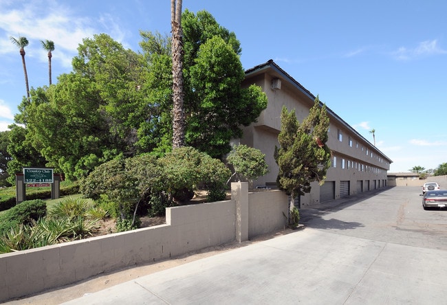 Country Club Town Homes in Bakersfield, CA - Building Photo - Building Photo