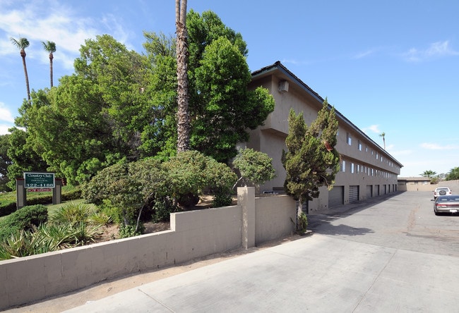 Country Club Town Homes in Bakersfield, CA - Foto de edificio - Building Photo