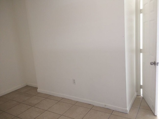 2300 W Flagler St-Unit -06 in Miami, FL - Building Photo - Building Photo