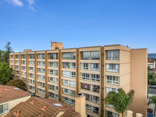 1700 Civic Center Dr in Santa Clara, CA - Foto de edificio - Building Photo