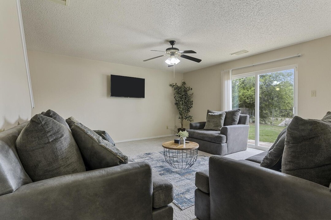 2166 Mossy Creek Dr in San Antonio, TX - Building Photo