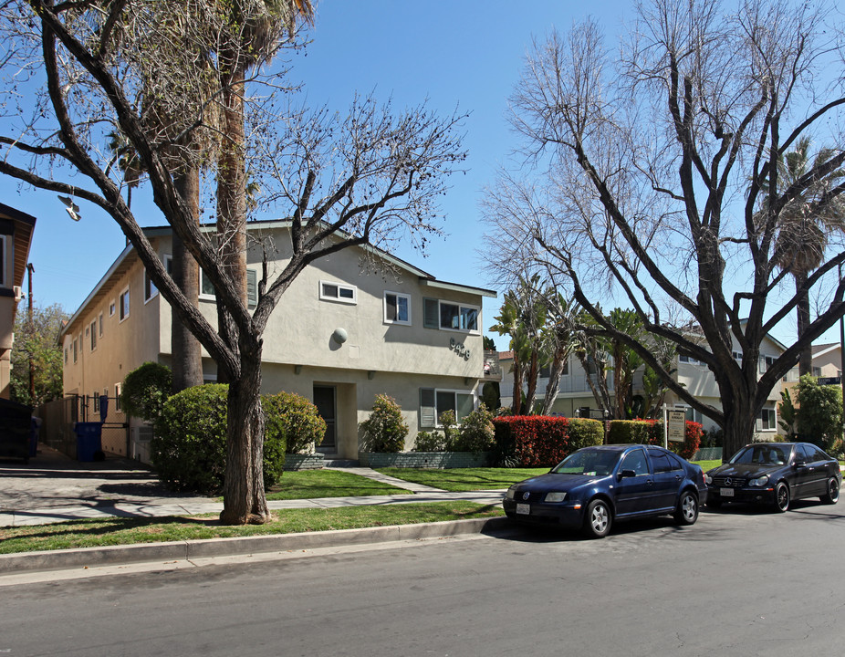 8428 Amigo Ave in Northridge, CA - Foto de edificio