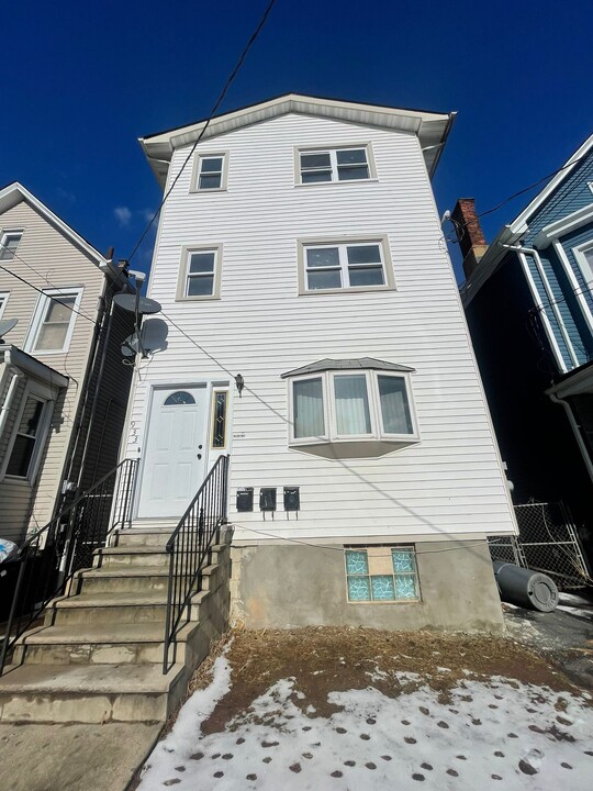 933 Anna St, Unit 1 in Elizabeth, NJ - Building Photo