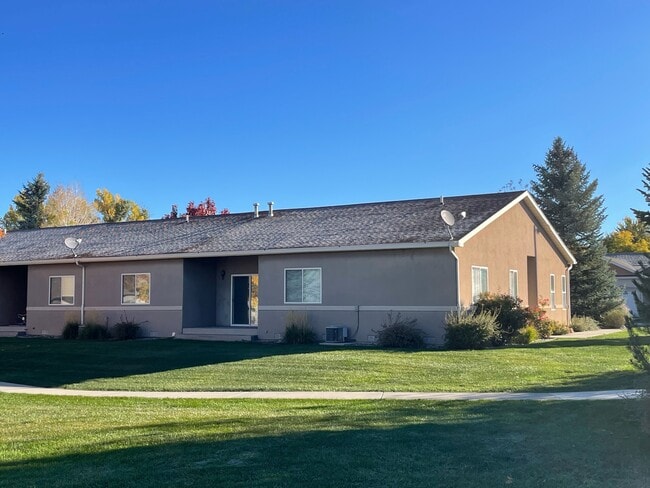 255 Crossroads Cir in Montrose, CO - Building Photo - Building Photo