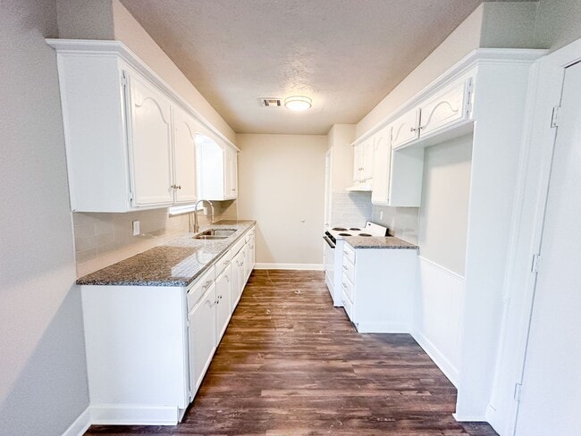 320 E Hillcrest Ln in Mustang, OK - Building Photo - Building Photo