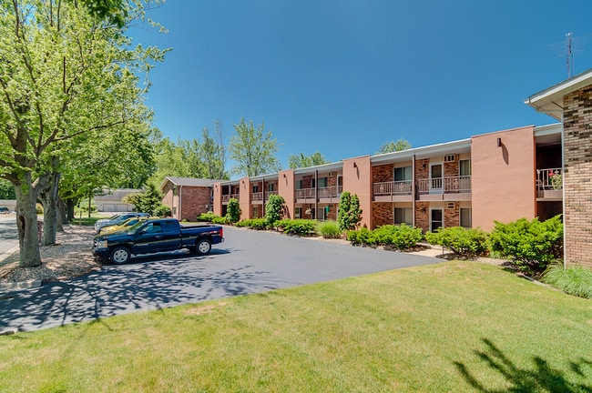 Hillcrest & Ridgeview Apartments in Stevensville, MI - Foto de edificio - Building Photo