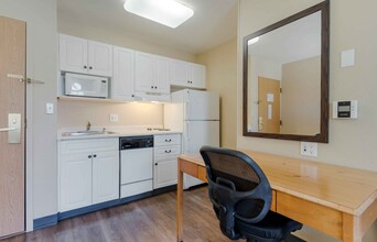 Furnished Studio - Pleasanton in Pleasanton, CA - Foto de edificio - Building Photo