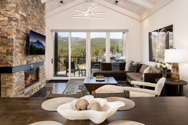 12 Wildwood Rd W in Big Sky, MT - Building Photo - Building Photo