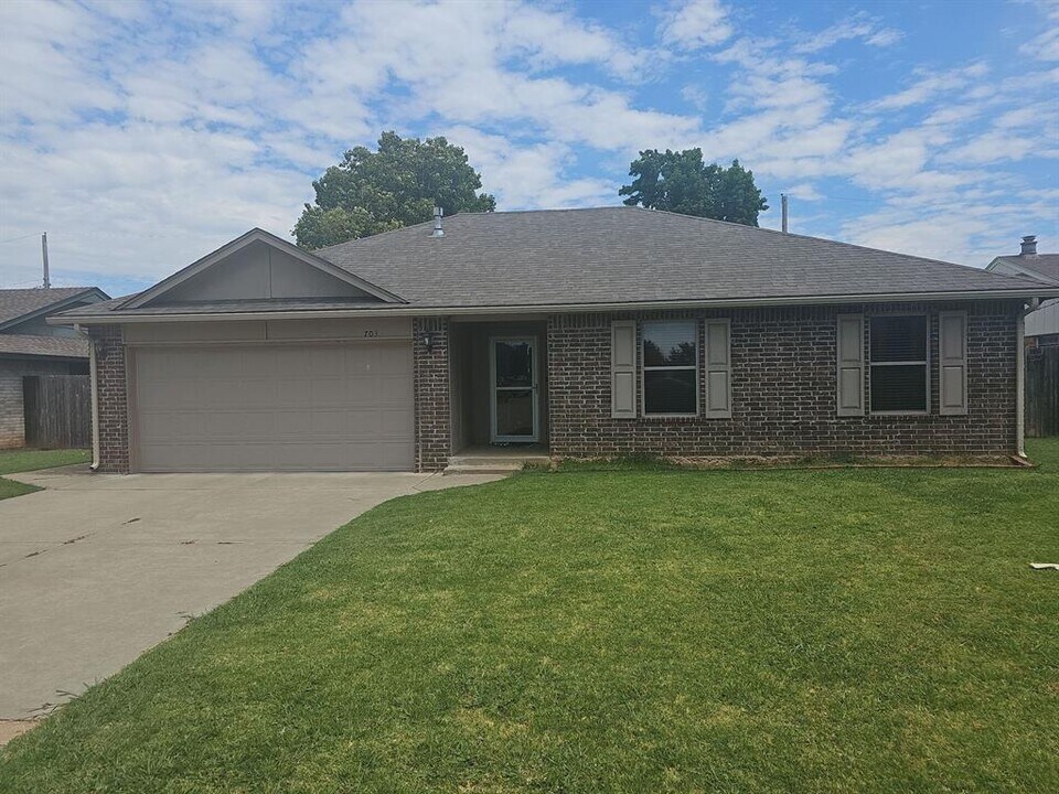 703 W 8th St in Edmond, OK - Building Photo