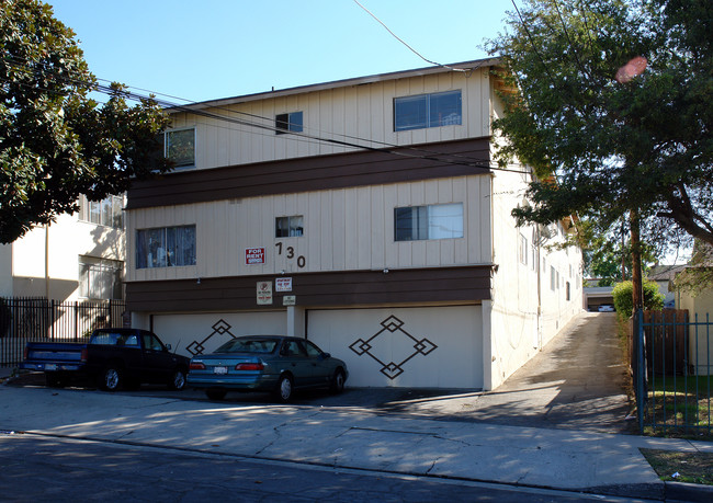 730 N Inglewood Ave in Inglewood, CA - Foto de edificio - Building Photo