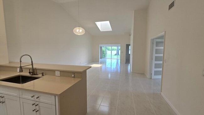 5622 Royal Lake Cir in Boynton Beach, FL - Building Photo - Building Photo