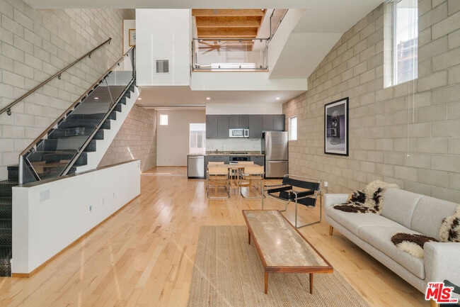 717 Highland Ave in Los Angeles, CA - Building Photo - Building Photo