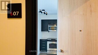 510 King St E in Toronto, ON - Building Photo