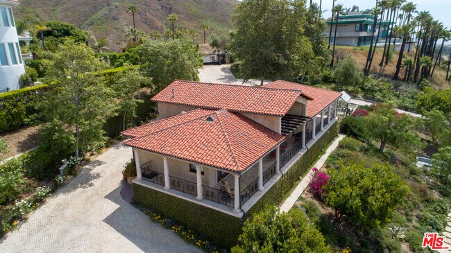3775 Puerco Canyon Rd in Malibu, CA - Building Photo - Building Photo
