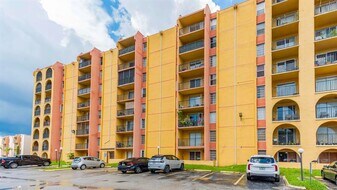 4801 NW 7th St in Miami, FL - Building Photo