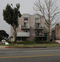 Royal Oaks Apartments in Van Nuys, CA - Building Photo - Building Photo