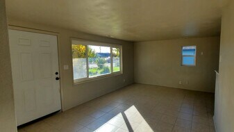 1907 W Shoshone St in Pasco, WA - Building Photo