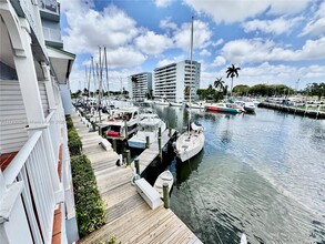 2415 NW 16th St Rd in Miami, FL - Foto de edificio - Building Photo