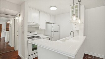 18645 Hatteras St in Los Angeles, CA - Building Photo