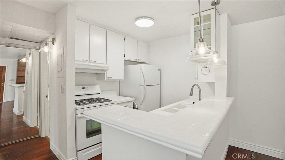 18645 Hatteras St in Los Angeles, CA - Building Photo