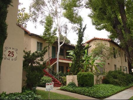 25 Westmont Dr in Alhambra, CA - Building Photo