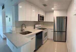 8405 NW 8th St in Miami, FL - Building Photo