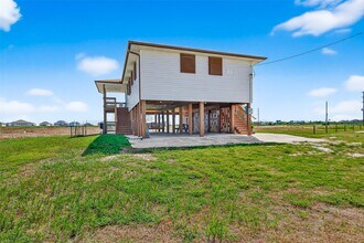 920 4th St in Port Bolivar, TX - Foto de edificio - Building Photo