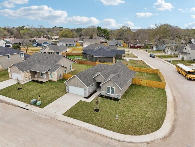 102 Callie St in Smithville, TX - Building Photo - Building Photo